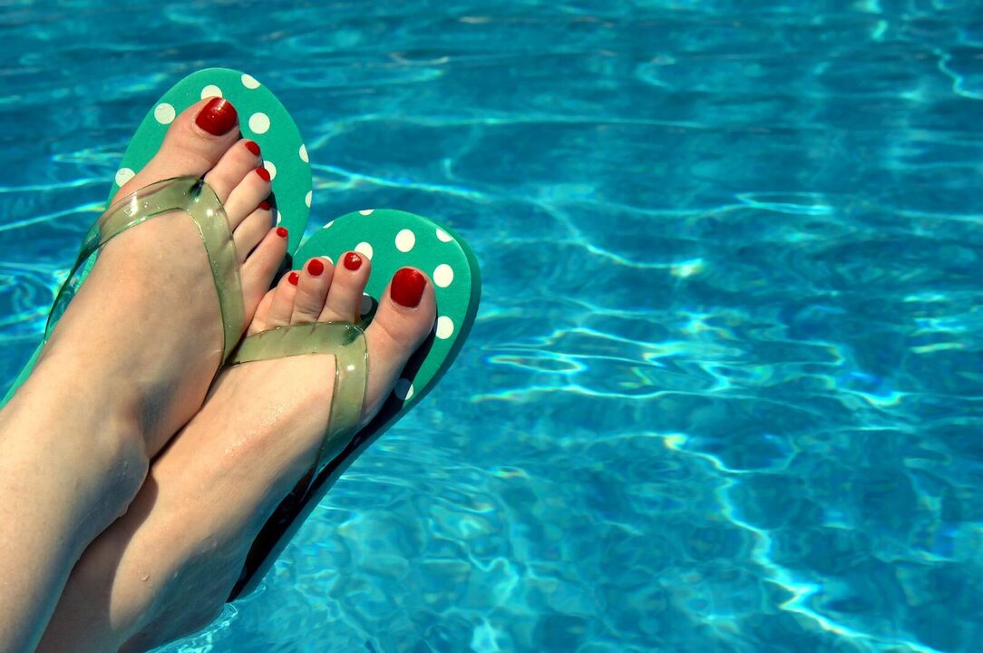 φορώντας παπούτσια στην πισίνα για να αποτρέψετε τους μύκητες