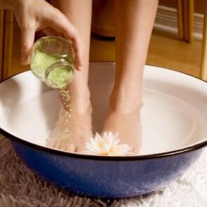 Κατά τη διάρκεια της θεραπείας για μύκητες, πρέπει να πλένετε συχνά τα πόδια σας. 